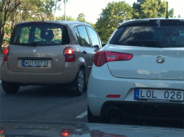 
Hai chiếc xe này đang trò chuyện vô cùng vui vẻ. Chiếc bên trái: “CÁI GÌ CƠ?”. Chiếc bên phải: “LOL”