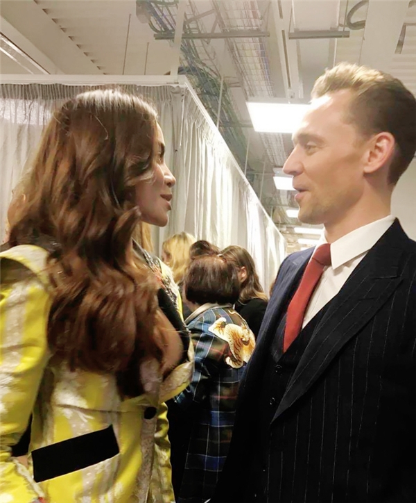 
Chia sẻ từ Milan, Hồ Ngọc Hà cho biết hạnh phúc khi được những ngôi sao thế giới khen ngợi. Đặc biệt, diễn viên Tom Hiddleston, người mà cô rất hâm mộ cũng dành nhiều lời khen khi gặp Hồ Ngọc Hà và bày tỏ sự yêu mến, mong muốn có nhiều dịp gặp gỡ.