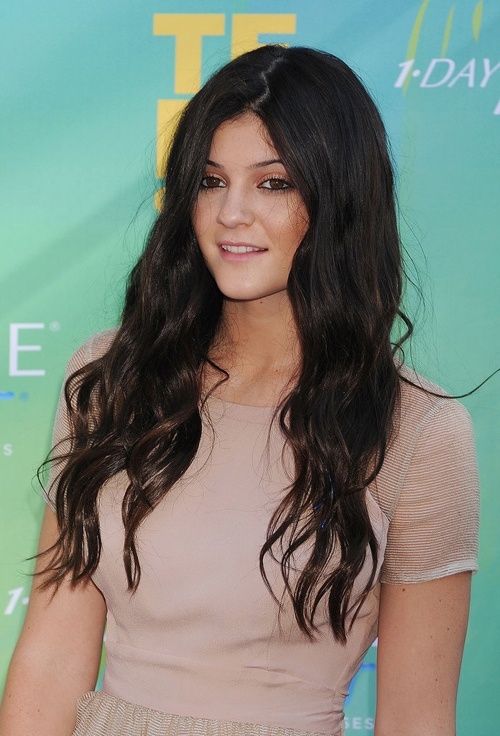 
Tháng 8/2011, Kylie Jenner tiếp tục theo đuổi style dịu dàng với váy áo nền nã và làm tóc xoăn sóng rất nhẹ nhàng "Teen Choice Awards". Thay vì dùng phấn má sắc hồng như trước đây, cô nàng 9X chuyển sang dùng tông cam nhạt tự nhiên.