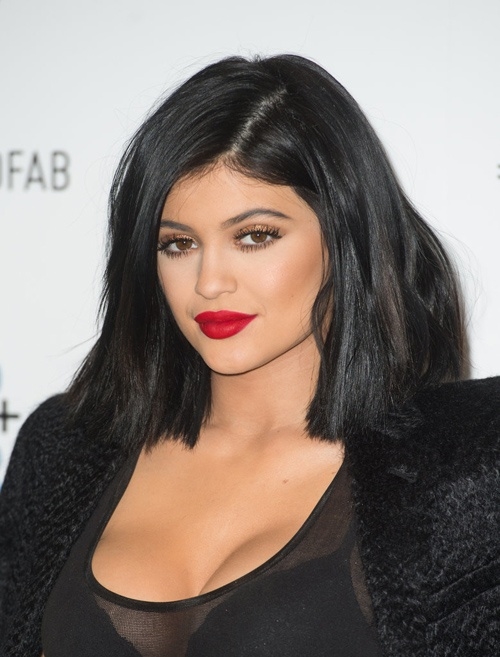 
Tháng 3/2015, Kylie tiếp tục trở thành "thỏi nam châm" khi xuất hiện trong một sự kiện tại London với vai trò đại sứ quảng cáo cho một hãng mỹ phẩm.