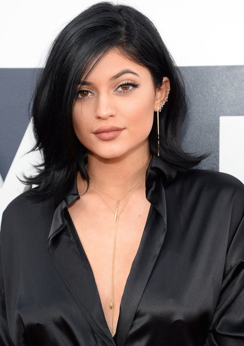 
Tại "MTV Video Music Awards 2014", Kylie Jenner gây ấn tượng mạnh mẽ với váy áo sắc đen huyền bí tiệp với màu tóc. Thời gian này, cô nàng vẫn đam mê kiểu vẽ viền và tô son màu nude cho môi.