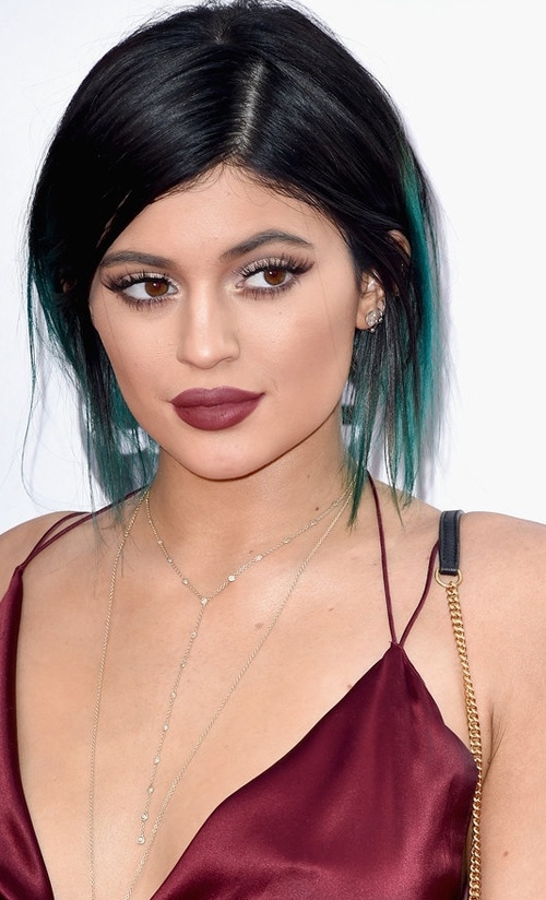 
Tháng 11/2014, người đẹp trở thành tâm điểm của "MTV Video Music Awards" khi bất ngờ nhuộm tóc ombre xanh đen và thử nghiệm màu son trầm quý phái.