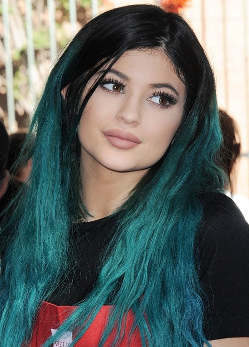 
Tháng 12/2014, Kylie quyết định để tóc dài và trung thành với phương pháp tạo khối đậm trên khuôn mặt.