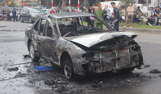Hà Nội: Lửa bốc cháy dữ dội thiêu rụi chiếc xe ô tô 4 chỗ