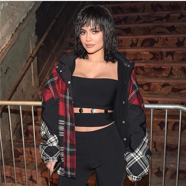 
Trên trang cá nhân của mình,  Kylie Jenner  thường chia sẻ những hình ảnh khoe body gợi cảm,mỗi bức ảnh của Kylie luôn nhanh chóng nhận được hàng triệu lượt like từ người hâm mộ.