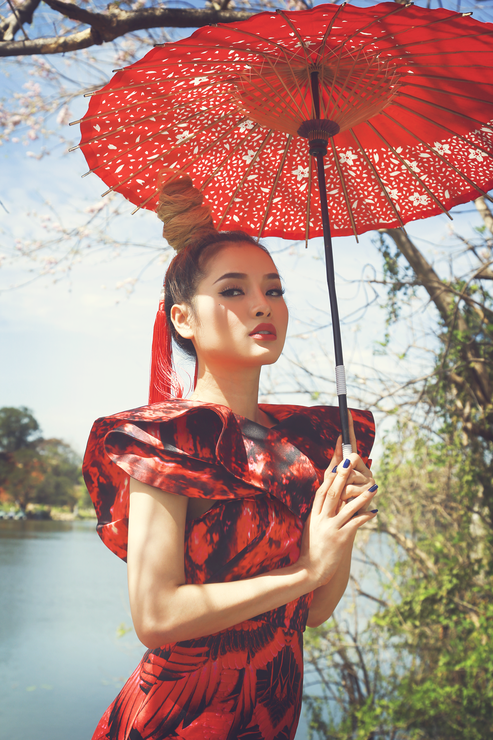 Phương Trinh Jolie khoe thân hình đầy gợi cảm trong trang phục Á Đông