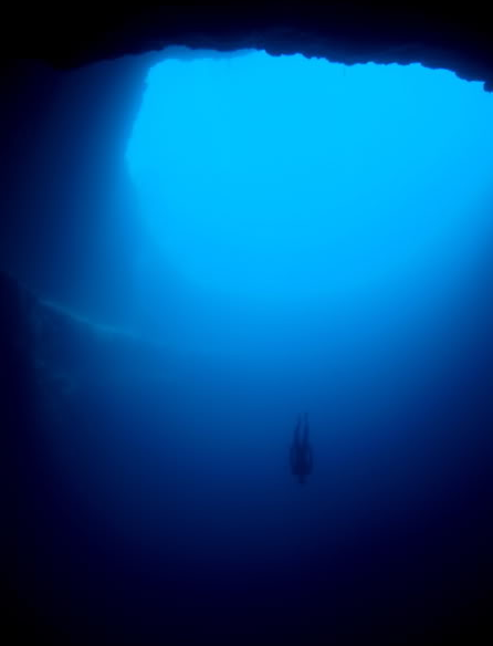 
Với những "phượt thủ" mê cảm giác mạnh thì hình ảnh một người thả hồn trong làn nước của biển Blue Hole (Mexico) quả thật là quyến rũ. Nhưng vẫn có người tưởng tượng đây là một người chấp nhận buông xuôi, thả mình vào trong hố đen địa ngục. 