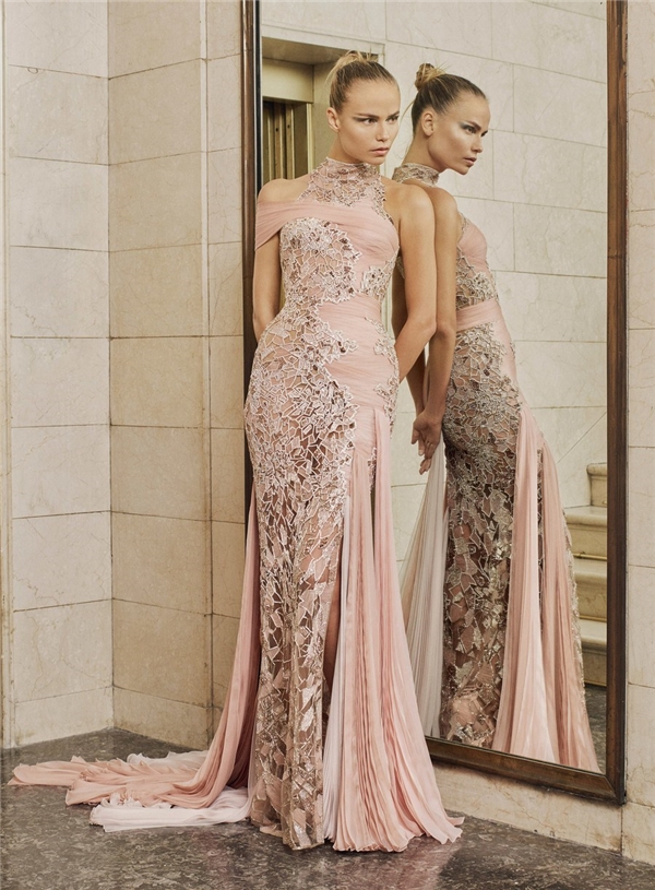 
Hai thiết kế của Atelier Versace lại nhấn mạnh vào sự kết hợp chất liệu, màu sắc tạo ra một tác phẩm nghệ thuật thực thụ, cuốn hút đến từng đường nét. Thiết kế giúp các mỹ nhân phô diễn trọn vẹn đường cong quyến rũ của cơ thể.