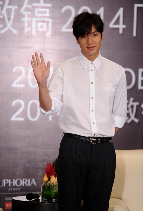 
Sơ mi trắng cùng quần âu hay quần jeans trở thành công thức quen thuộc của Lee Min Ho trong mỗi lần xuất hiện. Chiều cao khủng, hình thể rắn rỏi, gương mặt điển trai của nam diễn viên càng giúp tổng thể trở nên hoàn hảo.