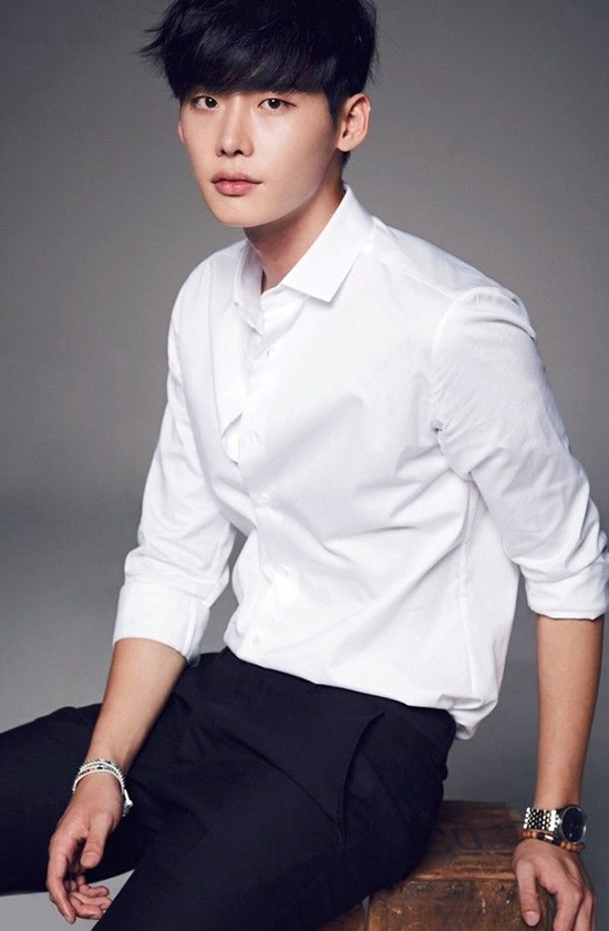 
Chỉ cần quần âu đen và sơ mi trắng, Lee Jong Suk vẫn đủ khiến người hâm mộ mê mệt.