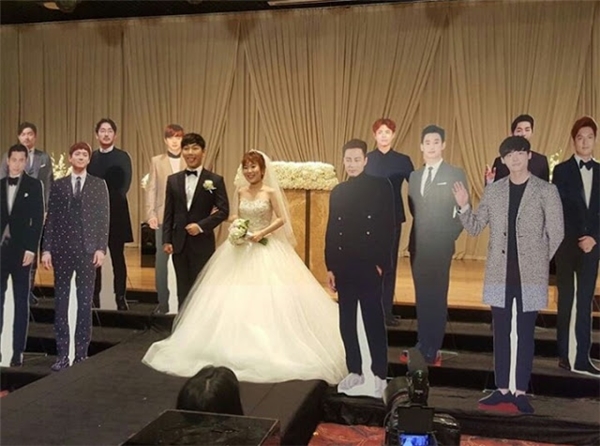 
Park Seul Gi đã mời một loạt sao Hàn điển trai như Jo In Sung, Song Joong Ki, Kim Soo Hyun, Yoo Seung Ho, Park Bo Gum, Lee Min Ho, Gong Yoo... đến dự đám cưới của mình.