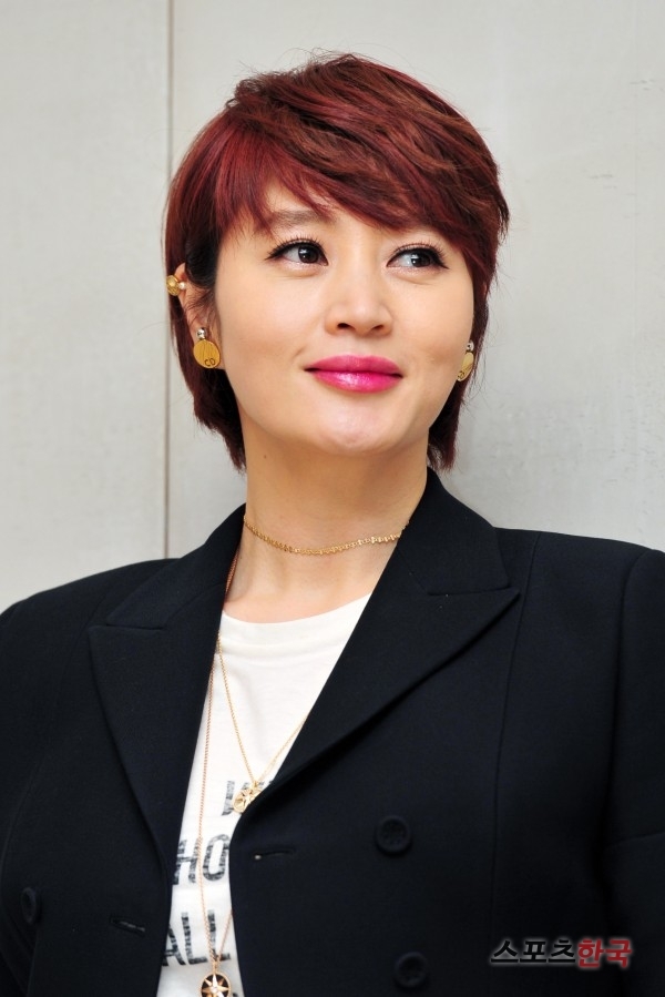 
“Em gái quốc dân” một thời Kim Hye Soo nay đã là biểu tượng quyến rũ của Hàn Quốc.