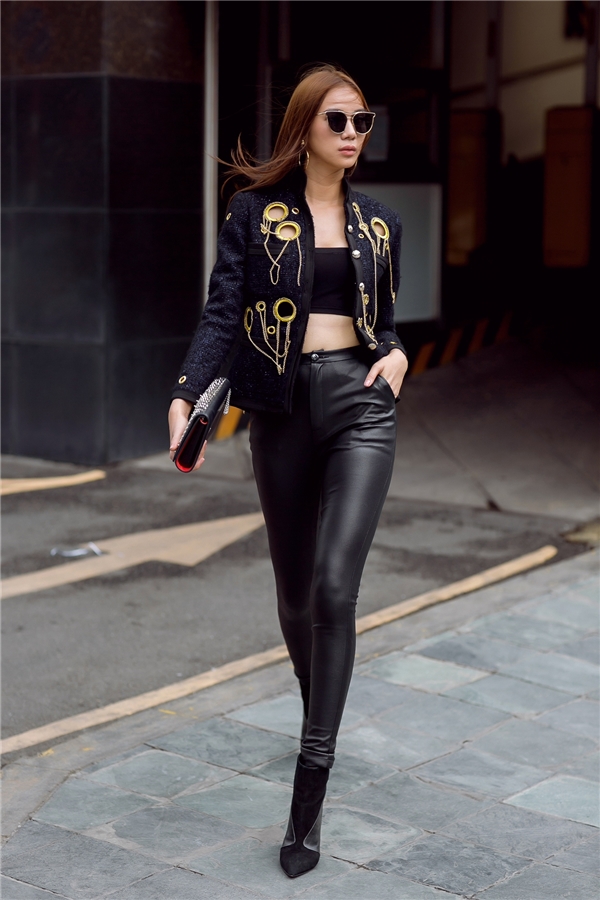 
Trương Kiều Diễm khoe khéo chân dài không thua kém các siêu mẫu với quần da bó, cô mix cùng áo khoác của NTK Lê Thanh Hòa. Điểm nhấn là mắt kính thời thượng cùng clutch đinh tán của một thương hiệu nổi tiếng.