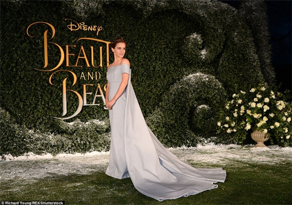
Emma Watson diện bộ đầm dài thướt tha, tao nhã không khác gì một nàng công chúa bước ra từ truyện cổ tích.
