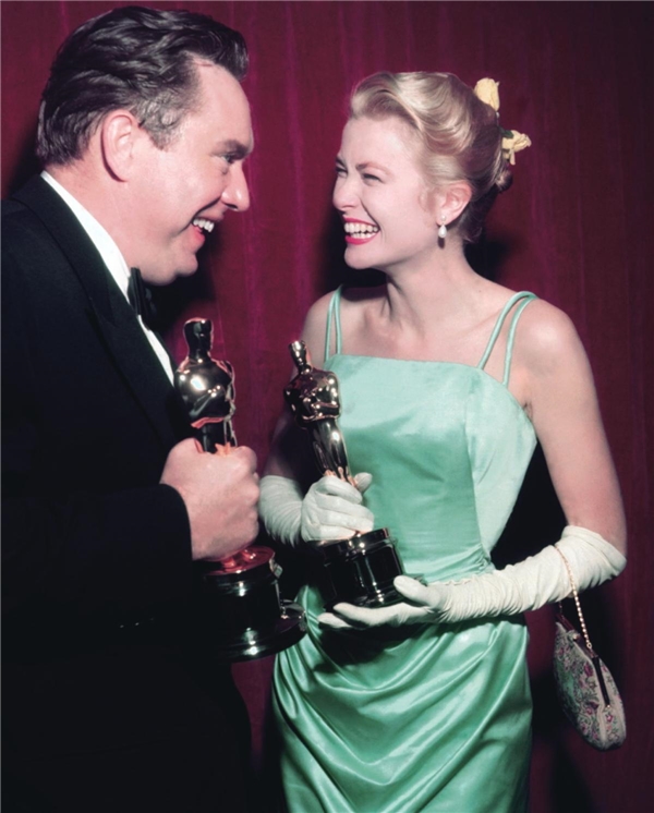 
Năm 1955, khi huyền thoại Grace Kelly đoạt Oscar Nữ diễn viên chính xuất sắc, chiếc váy lụa hai dây màu xanh ngọc mà cô mặc có giá 142.000 USD (hơn 3,1 tỷ đồng).