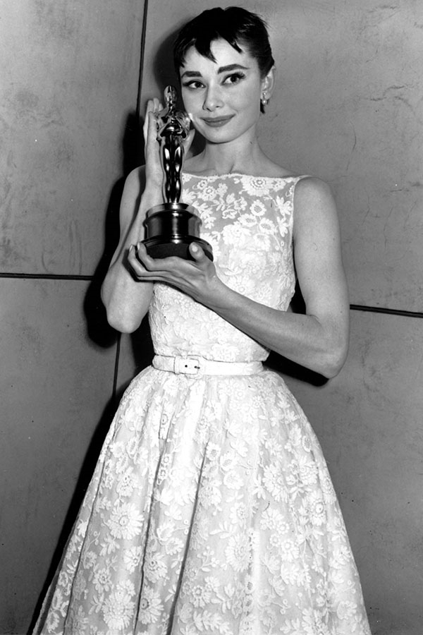 
Nhìn đơn giản như thế nhưng chiếc đầm trắng của Audrey Hepburn tại Oscar 1954 lại có giá đến 131.292 USD (2,9 tỷ đồng).