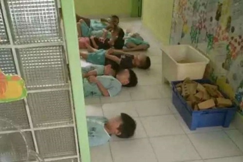 
Nhiều đứa trẻ nằm trên sàn không có chăn mền.