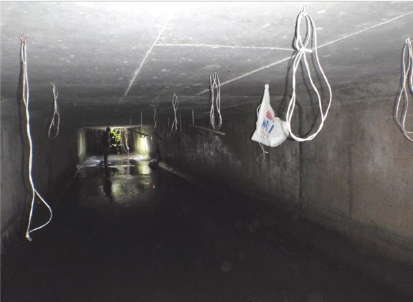 
Trong một đường hầm u tối nằm bên dưới lòng đất, người ta phát hiện nhiều sợi dây được thắt lại và thòng từ trên trần xuống. Có lẽ nào đây từng là nơi những người chán đời đã tìm đến? 