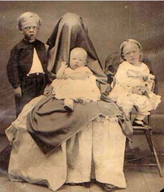 
Xu hướng chụp ảnh "người mẹ trùm khăn" từng rất thịnh hành thời Victoria. 
