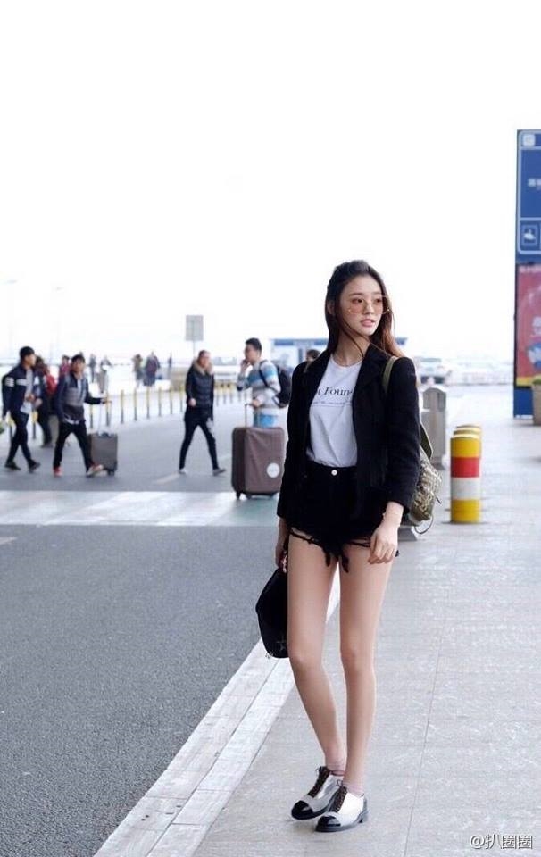 
Hình ảnh Lâm Duẫn xuất hiện tại sân bay với bộ trang phục năng động "khoe chân" dài miên man khiến cư dân mạng "phát sốt".