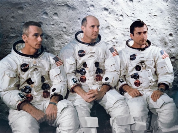 
Trái qua phải: Phi công mô-đun Mặt Trăng - Eugene A. Cernan, Chỉ huy trưởng - Thomas P. Stafford, và phi công Mô-đun điều khiển - John W. Young.