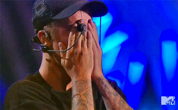 
Khoảnh khắc Justin bật khóc trong một buổi biểu diễn ở MTV 2015.
