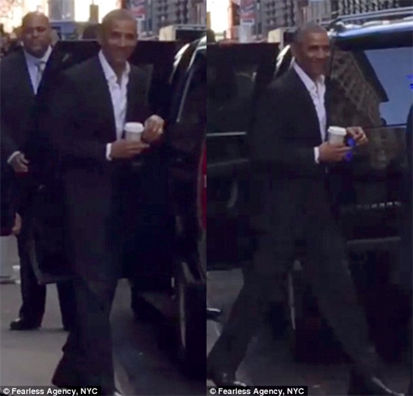 
Cựu tổng thống Obama với dáng vẻ vô cùng thoải mái, dù mặc vest đen nhưng ông đã bỏ qua cà vạt để trang phục bớt đi tính trang trọng không cần thiết.