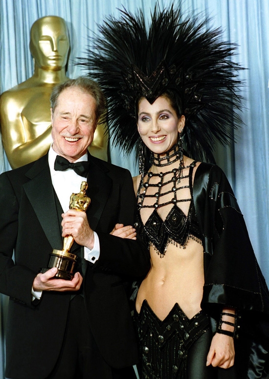 
Nữ danh ca Cher từ lâu đã nổi tiếng với phong cách thời trang khó hiểu. Bộ trang phục bà diện đến lễ trao giải Oscar 1986 là một ví dụ điển hình bởi không chỉ hở hang một cách thiếu tinh tế mà trông còn rườm rà chẳng khác gì đồ dự Halloween.
