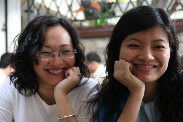
Nhà báo Xuân Dung và BTV Diệp Anh cười tươi rói trước ống kính.