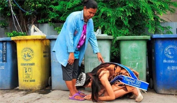 
Năm 2015, sau khi giành được vương miệng, hoa hậu Thái Lan Khanittha đã trở về quê hương quỳ xuống trước mặt người mẹ đã vất vả nuôi cô khốn lớn. Hành động hiếu thảo của Hoa hậu khiến không ít người phải cúi mình khâm phục.