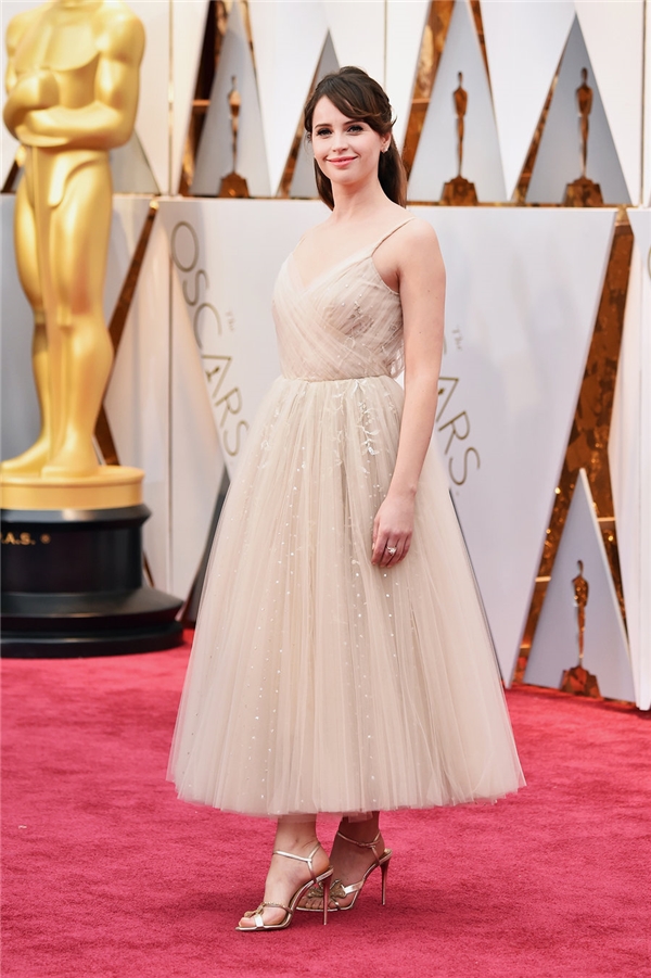 
Nữ diễn viên người Anh - Felicity Jones nhẹ nhàng, thanh tao với váy xòe xuyên thấu của Dior.