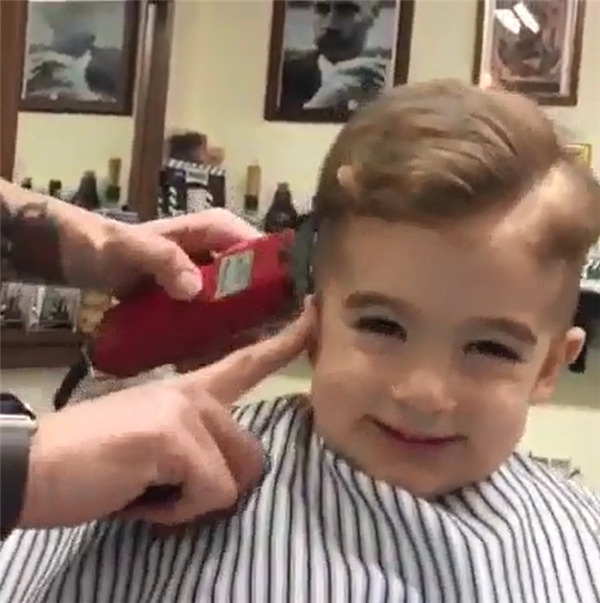 “50 sắc thái” cực đáng yêu của cậu bé khi cắt tóc gây sốt cư dân mạng