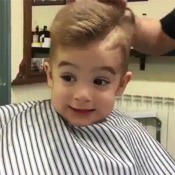 
Loạt biểu cảm cực đáng yêu của bé trai khi cắt tóc khiến người xem không khỏi "tan chảy".