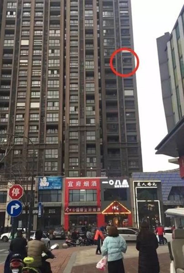Người dân hốt hoảng khi thấy một cô gái trẻ cheo leo ngoài ban công tầng 10 một căn nhà chung cư.