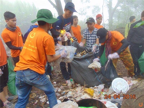 Mở đầu chiến dịch là hoạt động dọn rác ở núi Bà Đen (Tây Ninh) đầu năm 2016 với hơn 300 thành viên của các nhóm phượt. Thời điểm này các bạn đã thu dọn được hơn 400kg rác. (Ảnh: Facebook Nguyễn Tuấn Anh)