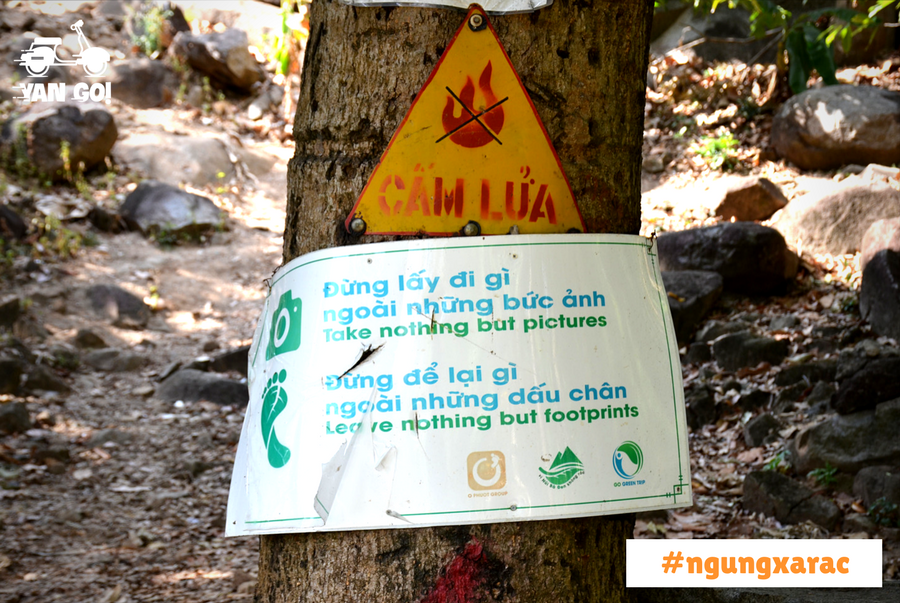 Chiến dịch #ngungxarac còn gắn những tấm biển báo nhắc nhở dọc đường mòn lên núi, nhưng dường như chưa thực sự có tác dụng.