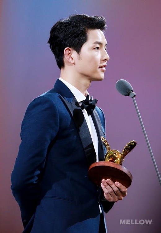 
Với cơn sốt Hậu duệ mặt trời, Song Joong Ki đứng thứ 2, nhường vị trí thứ nhất cho đàn em Park Bo Gum cùng công ty.