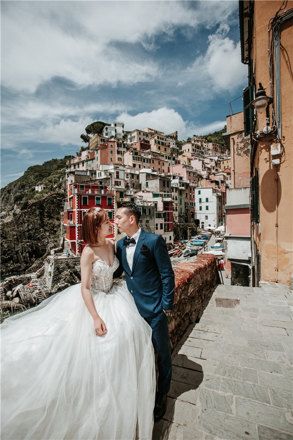 
Ý cũng là một trong những điểm đến mà Tú Linh và ông xã chọn để chụp hình cưới.