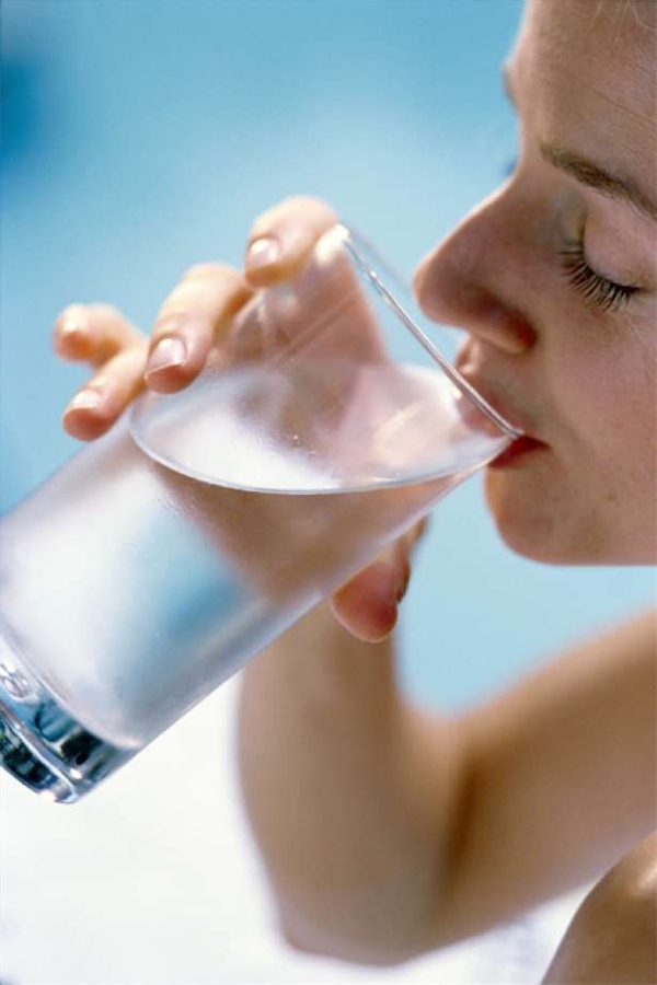 
Để chữa “bệnh” ngáp: Đổ đầy một ly nước lạnh rồi uống thật chậm rãi, nó sẽ giúp cơ thể bạn tươi tỉnh trở lại và đàn áp cơn ngáp xuống. Bạn cũng có thể thử hít vào thật sâu qua đường mũi rồi thở ra qua đường miệng.