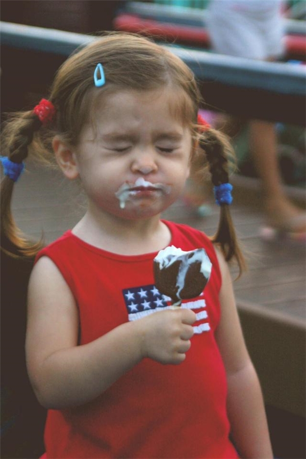 
Nếu bị buốt não khi ăn kem: Ép lưỡi thật mạnh vào vòm họng, làm sao để lưỡi che phủ càng nhiều diện tích vòm họng càng tốt.