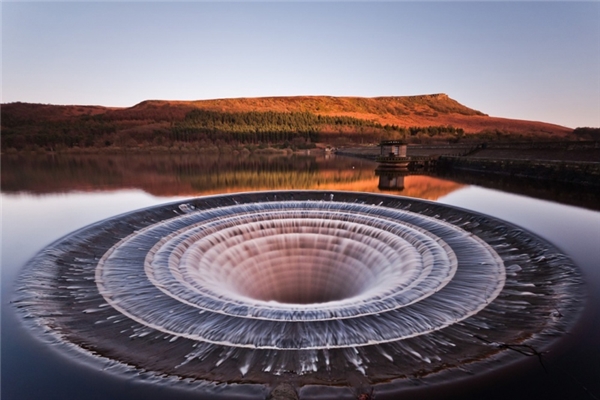 
Hồ chứa nước Ladybower ở vùng Derbyshire, nước Anh có hệ thống thoát nước vô cùng độc đáo, trông như thể một chiếc đĩa bay của người ngoài hành tinh đang từ dưới nước trồi lên.