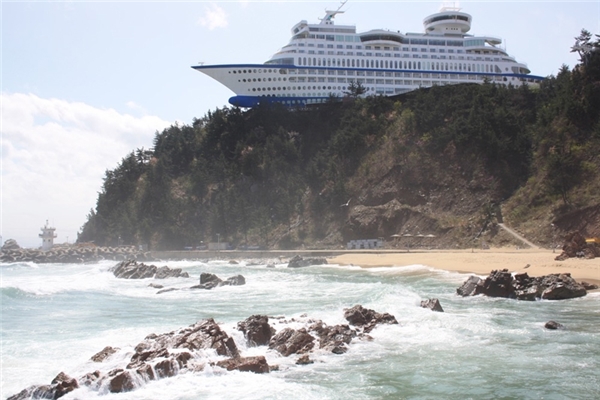 
Đây không phải là cảnh trong một bộ phim thảm họa hay tận thế nào cả, mà chỉ là khách sạn Sun Cruise Resort & Yacht có hình dạng một con thuyền, nằm vắt vẻo trên một ngọn núi đá ở Jeongdongjin, Hàn Quốc.