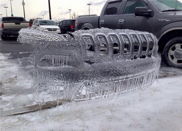 
Đây không phải là tác phẩm kỳ quặc nào đó của Elsa mà chỉ là mảng tuyết mà một chiếc xe hơi để lại sau khi nó đi khỏi.
