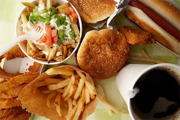 
Tiêu thụ nhiều thức ăn nhanh không chỉ khiến bạn tăng cân không kiểm soát mà còn gây béo bụng. (Ảnh: Internet)