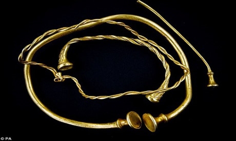 
Bộ trang sức bằng vàng được tìm thấy ở Anh.