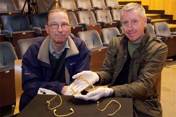 Phát hiện bộ vòng vàng giá 4 tỉ đồng, cổ nhất nước Anh
