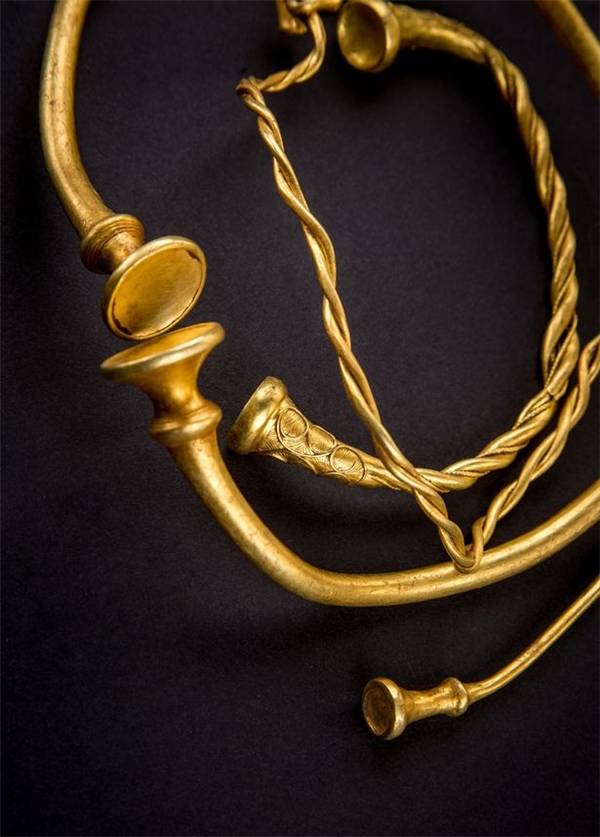 Phát hiện bộ vòng vàng giá 4 tỉ đồng, cổ nhất nước Anh