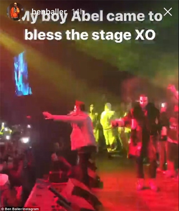 
The Weeknd biểu diễn trên sân khấu.