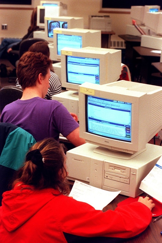 
Với thế hệ bây giờ, những chiếc máy tính cồng kềnh, lại chẳng có Internet thực sự là một cơn ác mộng. Nhưng chúng lại là niềm hạnh phúc của biết bao lứa học sinh 8x, 9x.