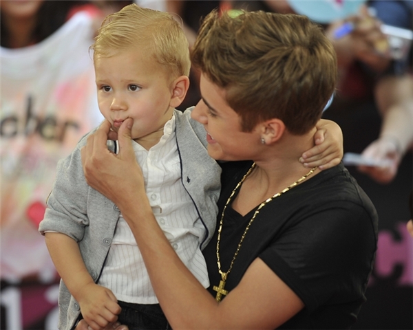
Justin Bieber rất yêu quý cậu em trai của mình.